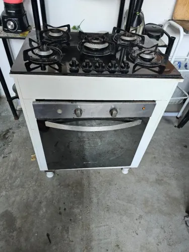 Fogão cooktop 5 bocas, tripla chama, moldado em madeira com forno Brastemp cinco bocas.