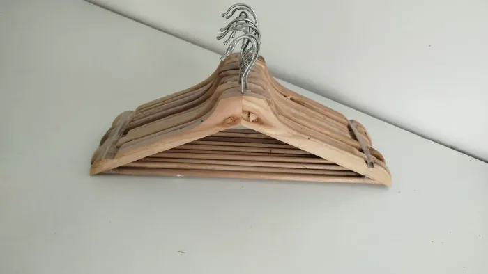 Cabides madeira semi novo