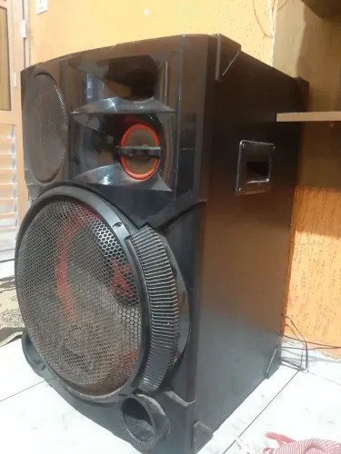 Vende-se Caixa de Som LG Xboom CM 9960 funcionando perfeitamente, algumas marcas de uso 