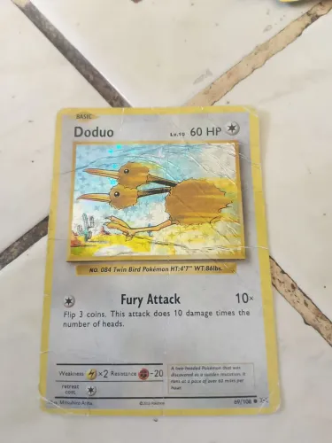 Carta ultra mega rara foil do Pokémon de 1999 