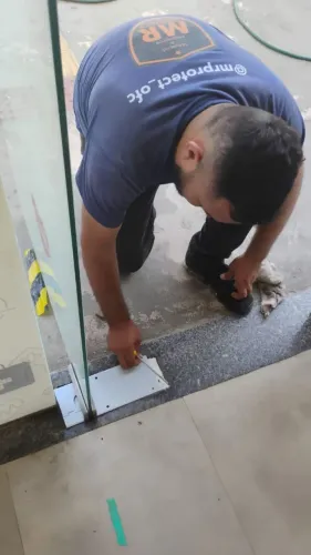 INSTALAÇÃO E MANUTENÇÃO PORTAS DE VIDRO