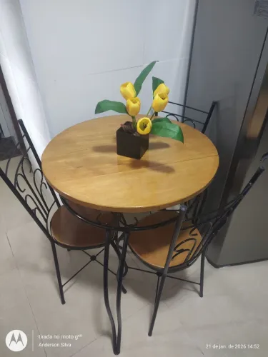 Conjunto Mesa madeira maciça peroba rosa .. baixei valor pra sair rápido tô de mudança