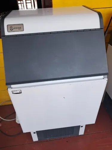 MAQUINA DE GELO EM CUBO EVEREST - 75KG/24HS
