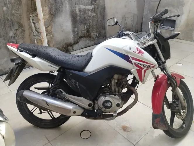 Vd TITAN ES, PRECISANDO DE UMA PINTURA, MAS A MOTO ESTÁ EXCELENTE DE MITOR