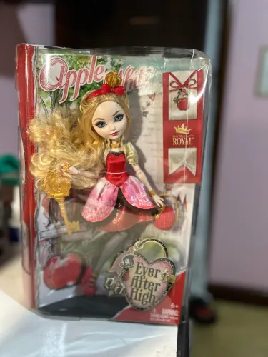 Ever After High Apple White Doll Básica Signature