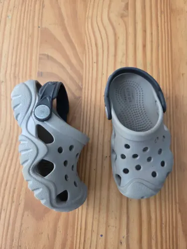 crocs bege c7 - tamanho 25