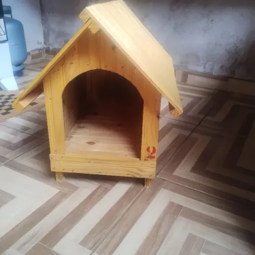 Vendo casinha de cachorro de madeira