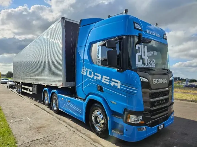 Scania R460 SUPER 6x2 Ano 2024 baixo km Farol de teto e grade + baú facchini ano 2026 0km