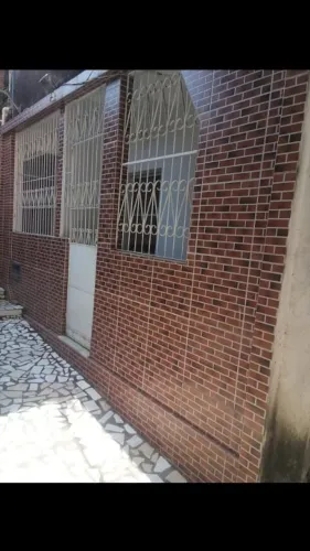 Casa de um quarto e sala na mata escura