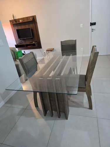 Mesa de Jantar com Tampo de Vidro + 3 Cadeiras Estofadas (Ótimo Estado)