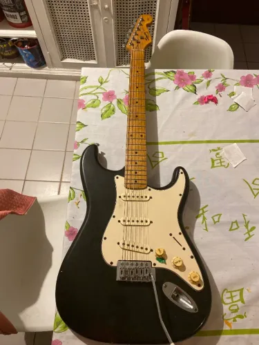 Guitarra Stratocaster Squier Preta