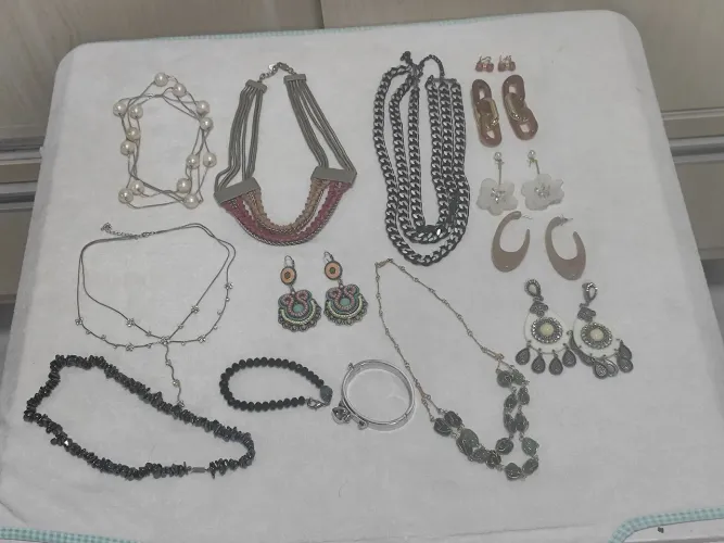 Lote pequeno de bijouterias 