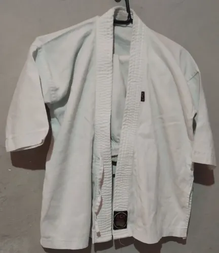 Kimono infantil e calça com cordão regulável, usados.