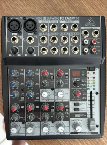 Mesa de som Behringer Xenyx 1002 FX