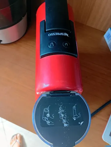 Nespresso Essenza Mini D30 Vermelha - Usada apenas 1 vez!