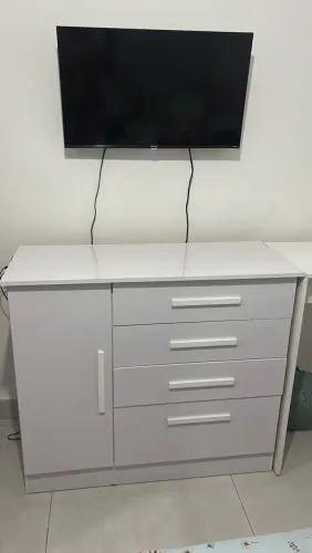 Cômoda 4 gavetas e 1 porta 