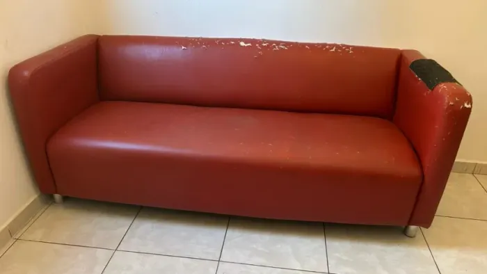 Sofá vermelho couro - TokStok