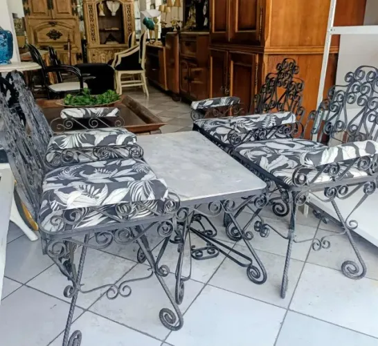 Jogo de jardim com mesinha tampo de marmore e 4 cadeiras em ferro trabalhado