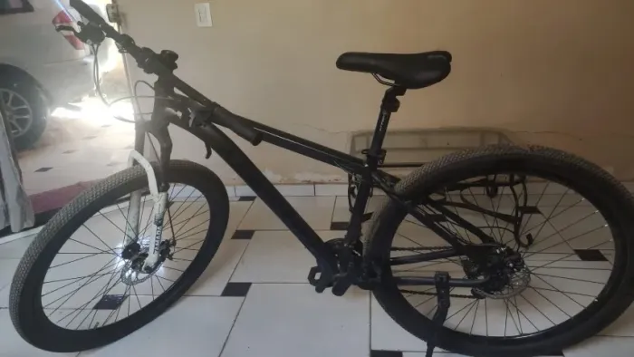 Bicicleta Aro 29 quadro de carbono pouco usada em ótimo estado