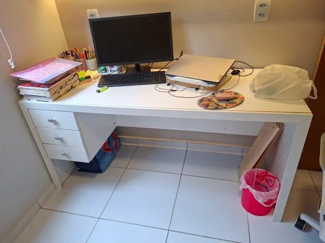 Mesa de estudos com 3 gavetas