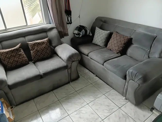 Vendendo este sofá de boa qualidade e conservado.