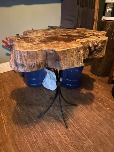 Mesa madeira árvore com pés de aço