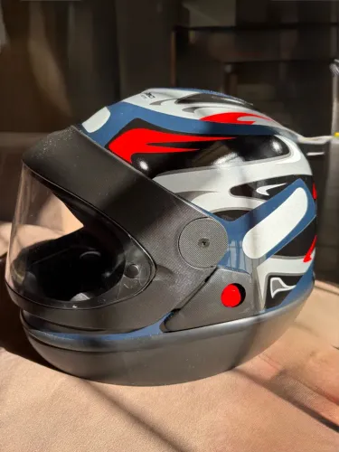 Capacete Taurus San Marino / usado somente 2 vezes / Numeração: 56