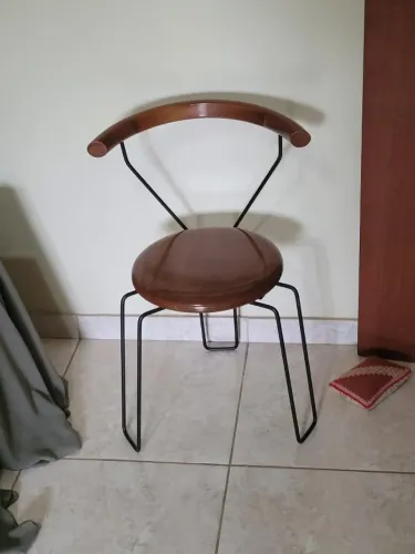 Banqueta de Ferro com Assento e Encosto de Madeira