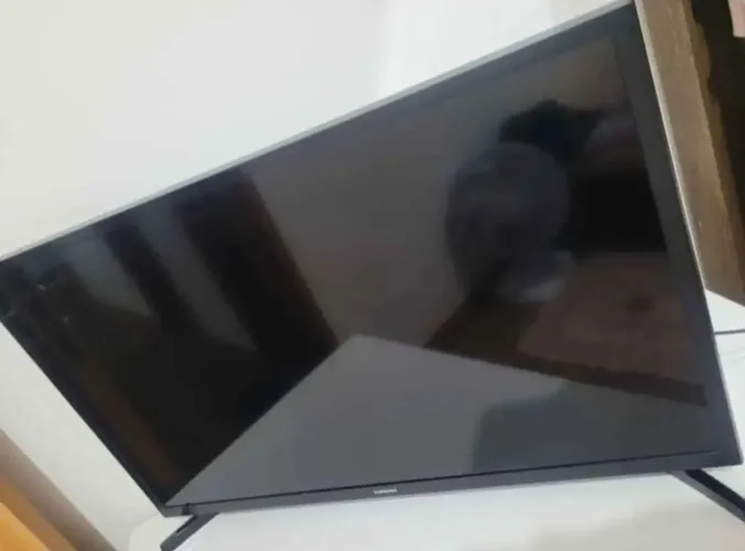 Vendo tv smart 32 polegadas Samsung com pezinhos e controle 