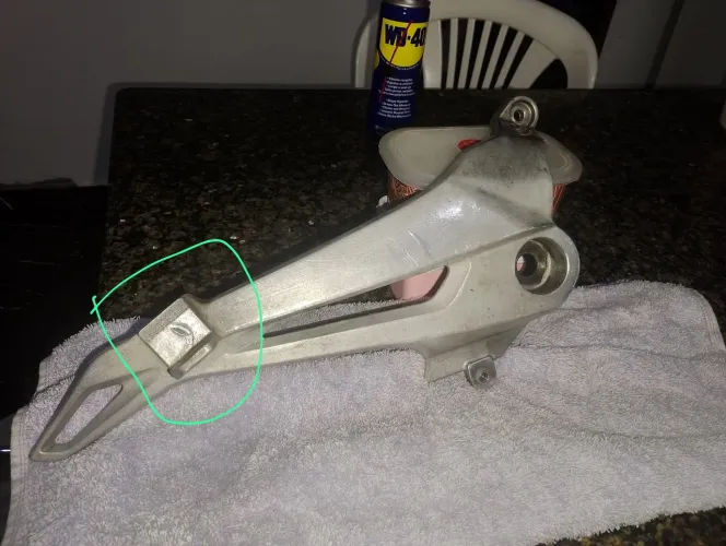 ORIGINAL SUPORTE DE PEDALEIRA BACALHAU ESQUERDO (SEM CBS) (precisa de um pouco de solda)