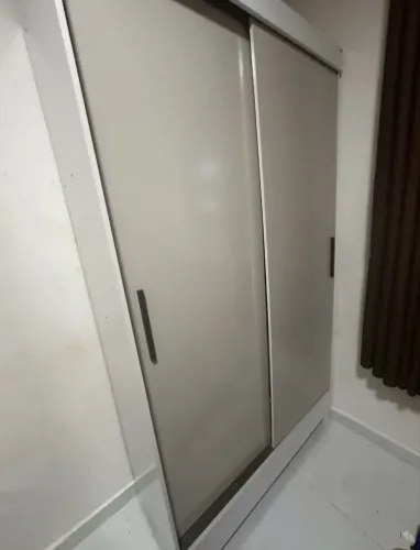 Guarda-roupa com duas portas de correr