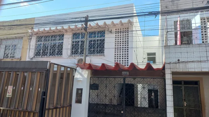 Aluga-se imóvel com vários cômodos no Nossa Senhora das Graças (Ica Maceió)