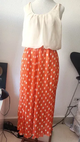 Vestido com saia de bolinhas