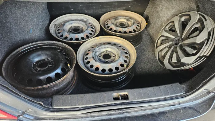 Aro 15 com calota 4 x 100 (retirado do Nissan versa)