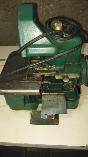 Máquina de costura profissional. Interlock
