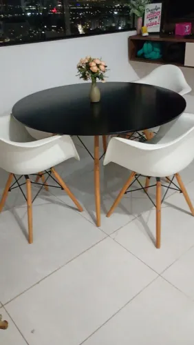 Mesa 4 cadeiras novinha 