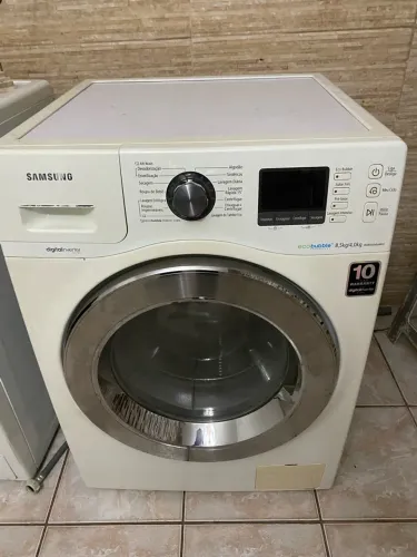 Máquina lava e seca funcionando