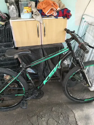 Bicicleta de macha ,cor verde e preta 