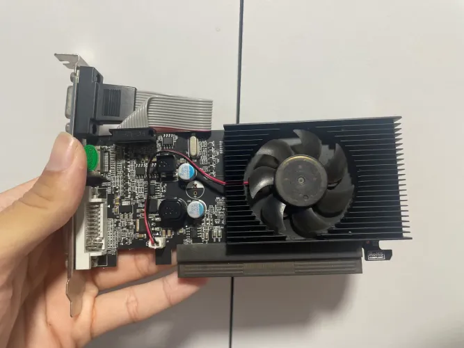 Placa de vídeo GT 210 DDR3 1GB de 64 BIT HDMI/DVI-I/VGA