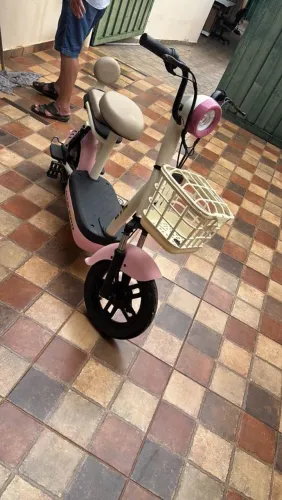 Bicicleta Elétrica Rosa e Bege com Cesta e Banco Confortável<br>