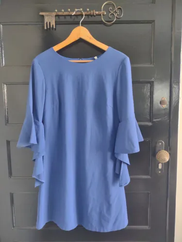 Vestido azul com mangas sino