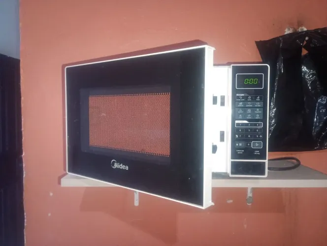 Microondas compacto Midea apenas R$200 reais 