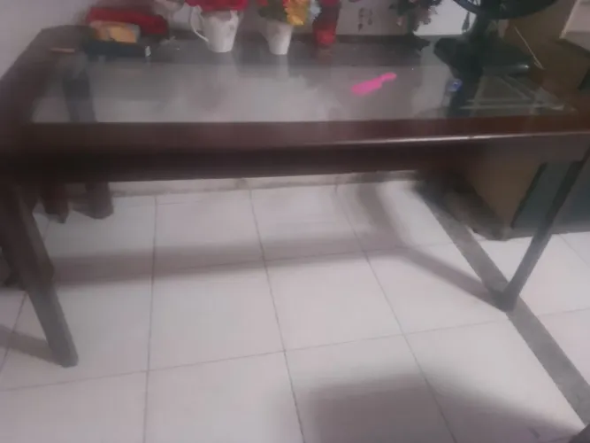 Mesa de madeira com tapa de vidro