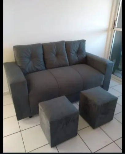 Sofá de 3 lugares com puffs