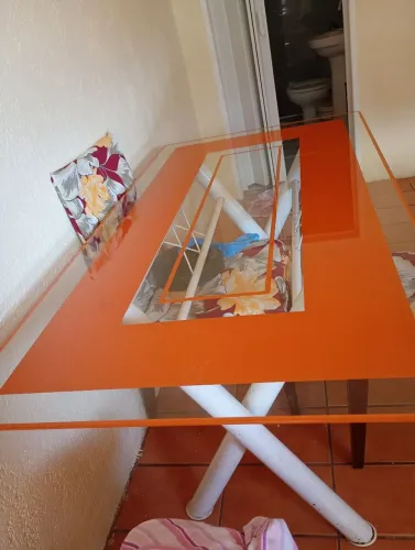 Mesa de vidro pé tubular