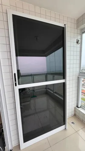 Porta de Alumínio Branca com Vidro Fumê - Sacada/Varanda