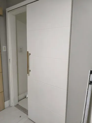 Porta De Correr Branca Frisada (2,10 x 0,80 m) - Kit Completo Com Trilho E Puxador