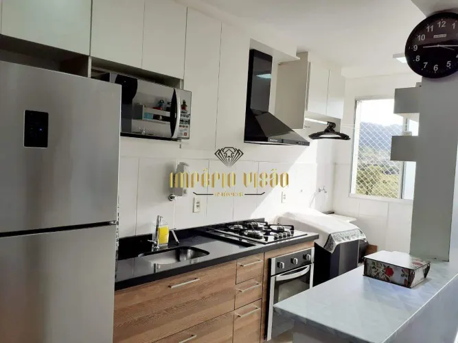 Apartamento a venda com cozinha planejada, dois quartos, condomínio Miraflores Mogi das Cr