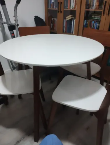 Vende-se conjunto de mesa com quatro cadeiras