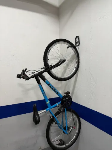 Bicicleta Aro 26 Atlas Legacy - 21 marchas, freios V-Brake, em bom estado.